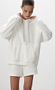 Худи из махрового трикотажа. Модель свободного силуэта со спущенной линией плеча. Капюшон с брендированным вязанным шнурком и накладной карман-кенгуру. Манжет и низ изделия обработан рибом. Дополнить образ можно брюками в таком же стиле.