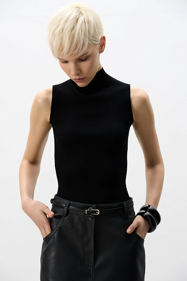 Трикотажный топ из вискозы с высоким воротом