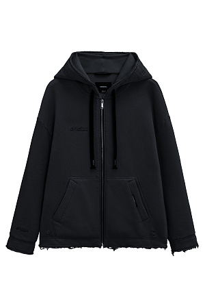 черный Худи из футера с капюшоном на кулиске. Модель прямого свободного кроя со спущенной линией плеч, длинными рукавами и накладными карманами. Изделие декорировано вышивкой на груди и манжете. Необработанный край по низу изделия и на манжетах рукавов создает эффект потертости. Застежка на молнию.