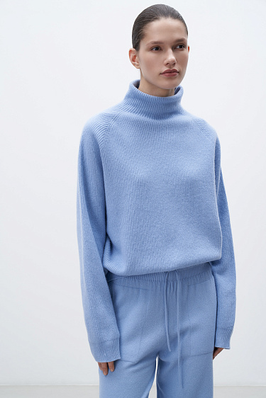 Трикотажный джемпер с воротником-стойкой 