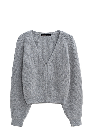 серый Укороченный кардиган на молнии с V-образным вырезом. Содержание в пряже 40% натурального пуха лисы делает изделие теплым, мягким и в тоже время очень легким.