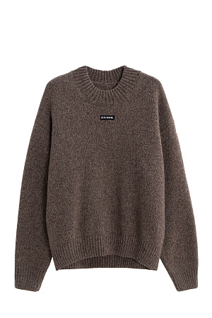 коричневый Объемный джемпер из шерсти с добавлением кашемира. Модель свободного силуэта, со спущенной линией плеч. Воротник выполнен изнаночными петлями в широкий рубчик. Манжеты рукавов и низ изделия - на резинке. Джемпер декорирован брендированным трикотажным ярлычком.