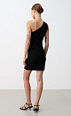 Трикотажное платье длины мини из вискозы. Модель приталенного силуэта, без рукавов, с лямкой на одно плечо, декорированной металлической перемычкой. 
