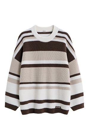 бежевый Трикотажный джемпер из шерсти в полоску. Модель свободного силуэта, со спущенной линией плеч, длинными рукавами и круглым вырезом горловины. Изделие декорировано пришивным логотипом бренда.&nbsp;&nbsp;