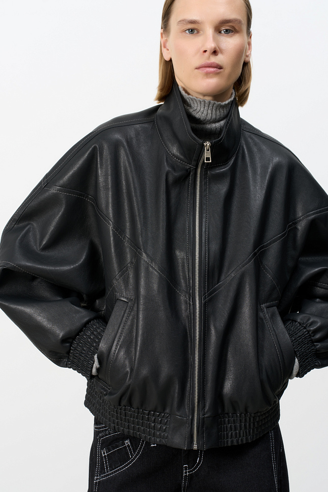 Бомбер из экокожи с боковыми карманами