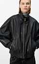 Бомбер из экокожи с боковыми карманами. Модель свободного силуэта с воротоником стойкой. Низ изделия и манжеты рукавов выполнены на резинке. Брендированный ярлык на спине. Застежка на молнию. Без подкладки.