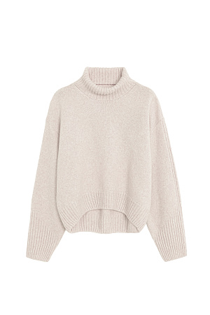 бежевый Джемпер из шерсти мериноса экстрафайн. Модель свободного силуэта с высоким воротом. Воротник, манжеты и низ изделия выполнены в широкий рубчик. Рубчик на манжетах образует асимметричный узор и с внешней стороны рукава продолжается до плеча. 