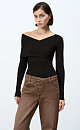 Трикотажный топ из вискозы с длинным рукавом и открытым плечом. 