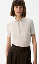 Трикотажная футболка-поло из 100% хлопка. Модель приталенного силуэта, с коротким рукавом, отложным воротником и застежкой на потайную молнию. Изделие декорировано бежевой отделкой на воротнике и вдоль планки. 