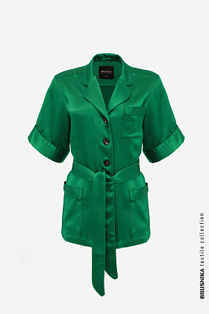 зеленый Атласная рубашка на пуговицах с поясом, коротким рукавом и накладными карманами. Дополнить образ можно шортами из такого же материала.