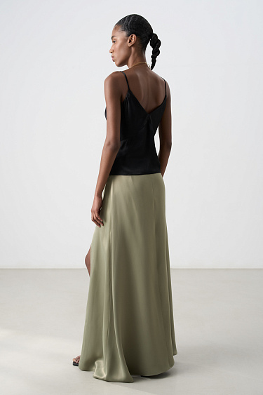 Атласная юбка с разрезом