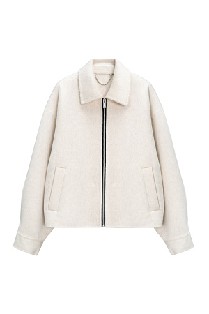 молочный Жакет на молнии из 100% шерсти. Модель свободного кроя с отложным воротником, спущенной линией плеч и двумя боковыми карманами. Застежка на молнию. Брендированный ярлык на спине.
