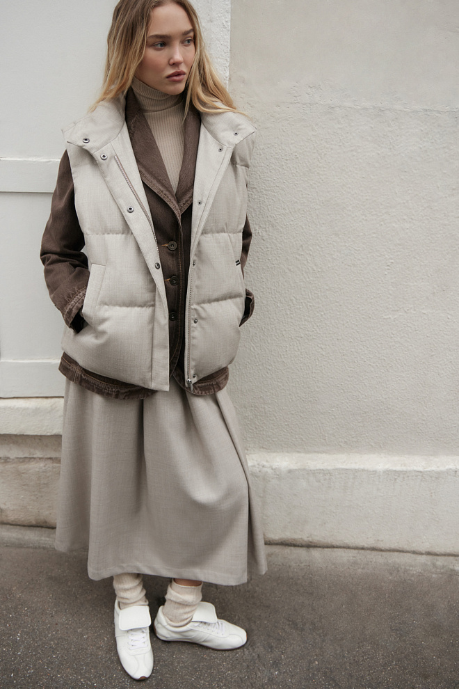 Жилет на пуху с воротником-стойкой