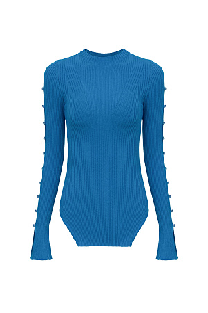 голубой Трикотажный топ из вискозы. Модель приталенного силуэта, разрезами по бокам, с длинными рукавами на пуговицах, невысоким воротником-стойкой и декоративными сбавками на груди.