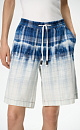 Принтованные шорты в клетку из 100% хлопка с эффектом тай-дай. Модель прямого кроя, со средней посадкой, боковыми карманами и эластичным поясом на кулиске. Дополнить образ можно рубашкой в таком же стиле.