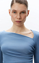 Лонгслив с асимметричным вырезом. Модель приталенного силуэта с драпировкой сбоку.