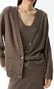 Трикотажный кардиган из 100% льна. Модель свободного кроя со спущенной линией плеча, длинным рукавом, накладными карманами и V-образным вырезом горловины. Края изделия выполнены в рубчик. Застежка на пуговицы.