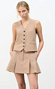 Классический жилет из поливискозы с имитацией карманов и v-образным вырезом. Застежка на пуговицы.