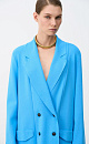 Трикотажный двубортный жакет из вискозы. Модель свободного кроя, с длинными лацканами, вывязанными карманами и застежкой на пуговицы. Дополнить образ можно брюками.