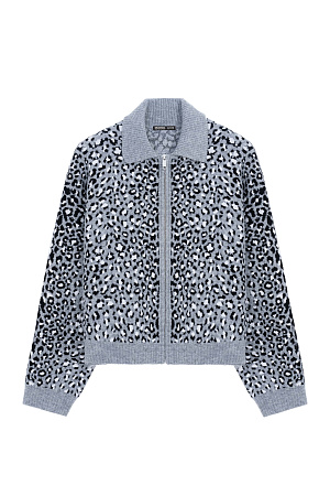 серый Бомбер с жаккардовым анималистическим дизайном. Модель свободного силуэта с застежкой на молнию. Дополнить образ можно юбкой в таком же стиле.