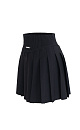 Трикотажная юбка длины мини в теннисном стиле. Модель с широким эластичным поясом в рубчик. Изделие декорировано брендированным ярлыком.
