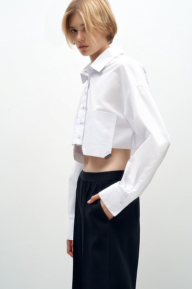 Укороченная рубашка с двумя накладными карманами