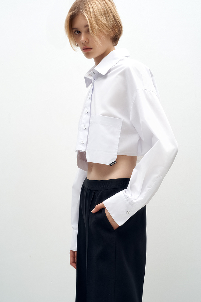 Укороченная рубашка с двумя накладными карманами