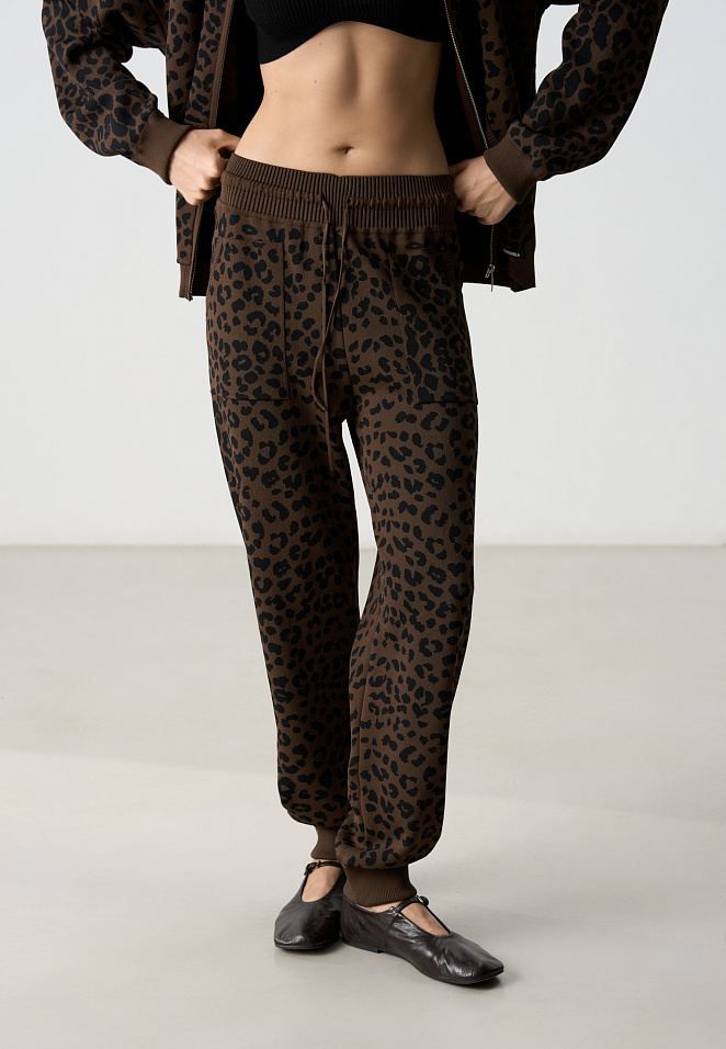 Джоггеры с анималистичным принтом