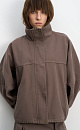 Джинсовая куртка из 100% хлопка. Модель прямого кроя с объемными рукавами и высоким воротником-стойкой. Застежка на скрытую молнию под широкой планкой с кнопками. Манжеты рукавов выполнены на резинке.
