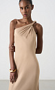 Платье длины макси из атласной вискозы. Модель приталенного силуэта, без рукавов, с перекрученной лямкой на одно плечо и разрезом сбоку.