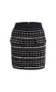 Трикотажна юбка длины мини. Модель классического силуэта выполнена из фактурного твида с имитацией накладных карманов и застежкой на молнию. 