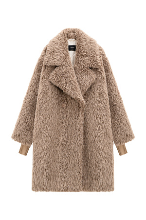 коричневый Объемная двубортная шуба длины миди из экомеха. Модель свободного силуэта со спущенной линией плеча,&nbsp;&nbsp;длинными трикотажными манжетами и застежкой на пуговицы. Изделие выполнено на подкладке.