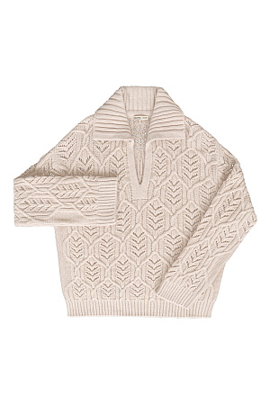 бежевый Трикотажный джемпер со сложной арнаментной вязкой с добавлением шерсти альпака. Модель свободного силуэта со спущенной линией плеча и воротником-поло с V-образным вырезом. Манжеты рукавов, воротник и низ изделия выполнен в рубчик.