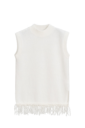 белый Трикотажный жилет из ультратонкой шерсти мериноса с добавлением хлопка. Модель прямого кроя без рукавов с круглым невысоким вырезом горловины и боковыми разрезами. Изделие декорировано буклированной бахромой по низу.
