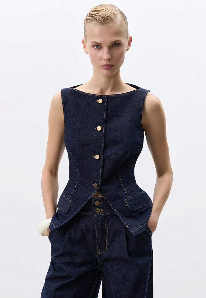 Приталенный джинсовый жилет 