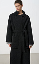 Трикотажное пальто на запах из смесовой шерсти с поясом в тон. Модель свободного силуэта со спущенной линией плеча и накладными карманами. Отложной воротник с прямоугольными лацканами. Изделие без подкладки. Дополнить образ можно шарфом и шапкой в тон.