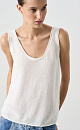 Трикотажный топ из 100% льна. Модель прямого кроя, на широких бретелях, с глубокой проймой и U-образным вырезом горловины. Края изделия выполнены в рубчик.