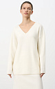 Удлиненный трикотажный джемпер из шерсти с добавлением кашемира. Модель свободного силуэта со спущенной линией плеча и глубоким V-образным вырезом. Дополнить образ можно комплектной юбкой.