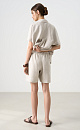 Короткие шорты из 100% льна. Модель свободного кроя, с поясом на кулиске и боковыми карманами. 