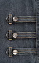 Джинсовый жакет-доломан в гусарском стиле, выполненный из 100% хлопка. Модель прямого силуэта с воротником-стойкой, патами на плечах и манжетах. Изделие декорировано металлическими брендированными пуговицами и контрастной отстрочкой. Застежка на молнию.