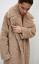 Шуба из экомеха с широким воротником. Модель прямого кроя с поясом из основого материала. Изделие на подкладке. Застежка на пуговицы.