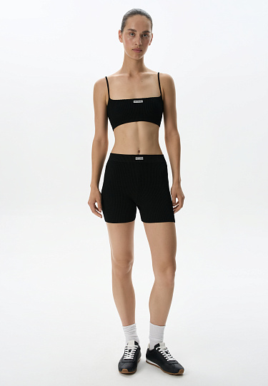 Короткий спортивный топ на бретельках 