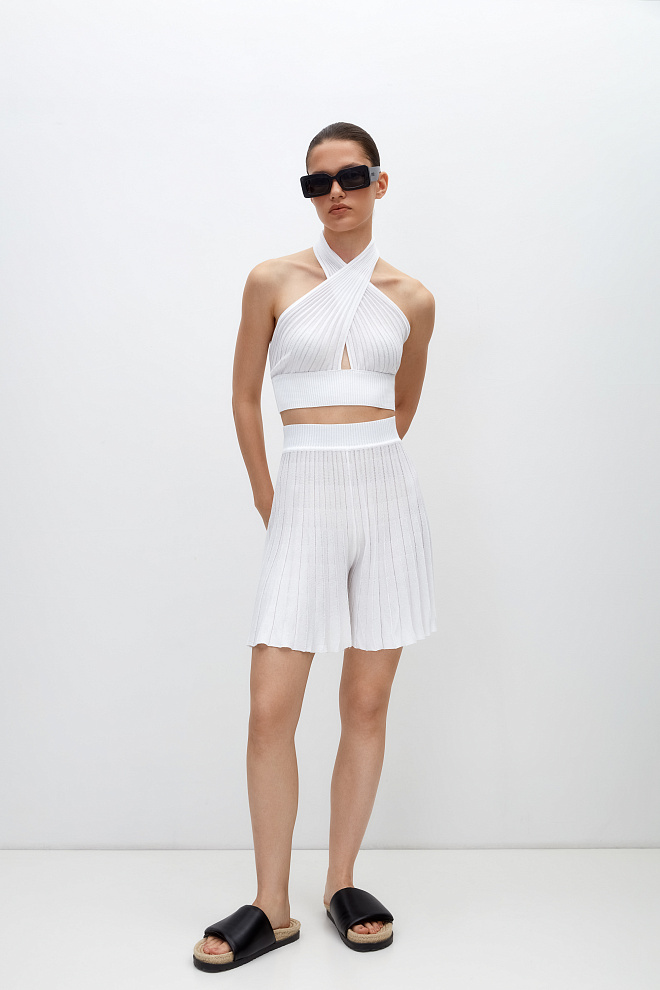 Топ с перекрутом на шее