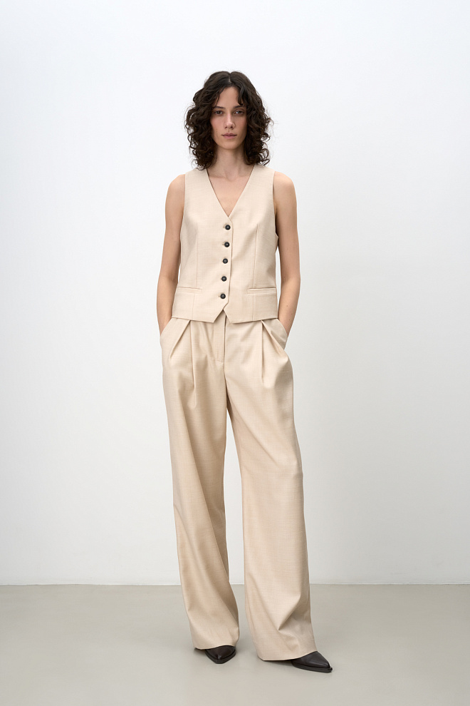 Жилет из шерсти с V-образным вырезом