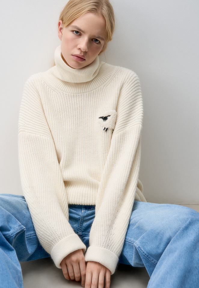 Джемпер с объемным дизайном