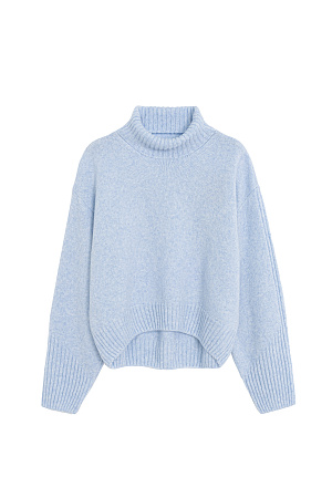 голубой Джемпер из шерсти мериноса экстрафайн. Модель свободного силуэта с высоким воротом. Воротник, манжеты и низ изделия выполнены в широкий рубчик. Рубчик на манжетах образует асимметричный узор и с внешней стороны рукава продолжается до плеча. 