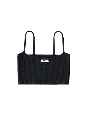 черный Трикотажный короткий топ из вискозы в спортивном стиле. Модель выполнена в рубчик на тонких бретельках. Брендированный жаккард на груди. Дополнить образ можно шортами в таком же стиле. 