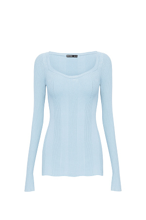 голубой Трикотажный джемпер из поливискозы. Модель приталенного силуэта с квадратным вырезом на груди.