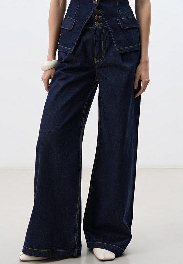 Прямые джинсы с небольшим расклешением