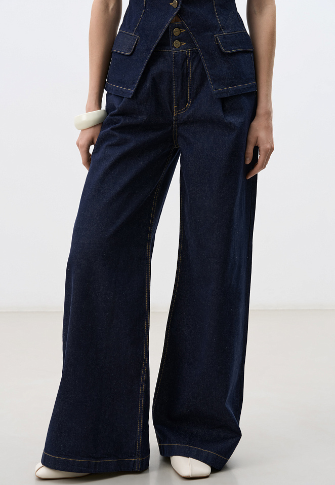 Прямые джинсы с небольшим расклешением